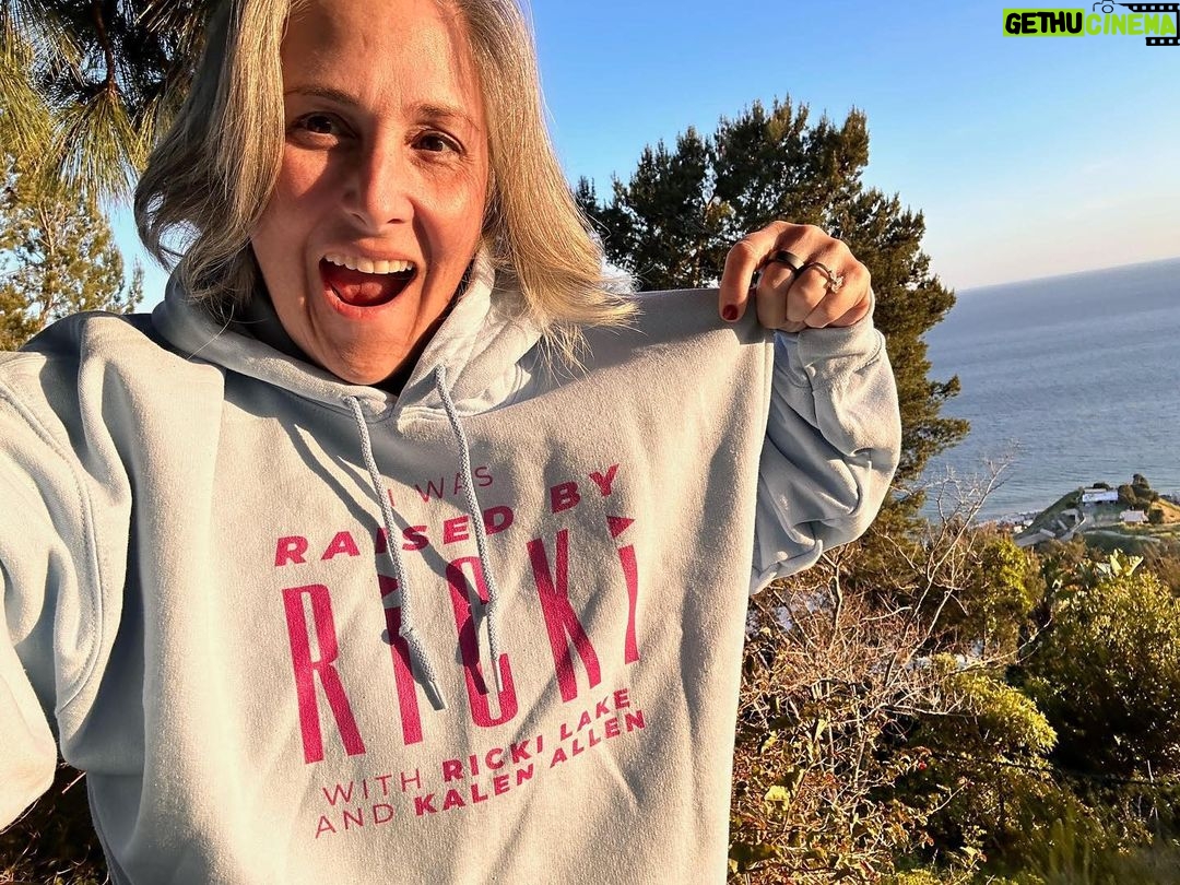 Ricki Lake Instagram - Raise your hand if you want a Raised By Ricki sweatshirt. Lemonada and team Raised by Ricki are giving ONE lucky fan a chance to win one of our newest merch items! So...do YOU want a Raised by Ricki sweatshirt? Here's how you enter: 📺You MUST be following BOTH Ricki (@rickilake) and Lemonada Media (@lemonadamedia) + 📺 LIKE this post + 📺 Tag a friend you consider the Kalen (@thekalenallen) to your Ricki. The winner will receive a DM notifying them they won, they have 48 hours to respond, or we will choose another winner. US & Canada Listeners only.