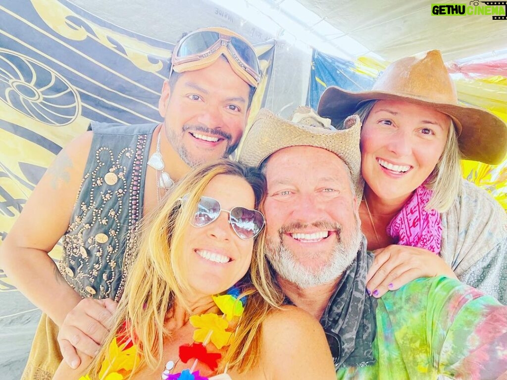 Ricki Lake Instagram - A photo dump from the greatest place on earth. It was wild. It was magical. It was hard. And I can’t wait to go back. Turns out- Ross is a burner! He loved it. 🔥🔥🔥♥ #burningman #bestburnever Burning Man