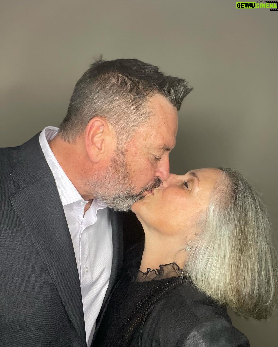 Ricki Lake Instagram - Gunderson Dettmer’s holiday party ring light set up was FUN! #wifeduties #love #thisis55 #grateful #play #joy #nofilter ❤️