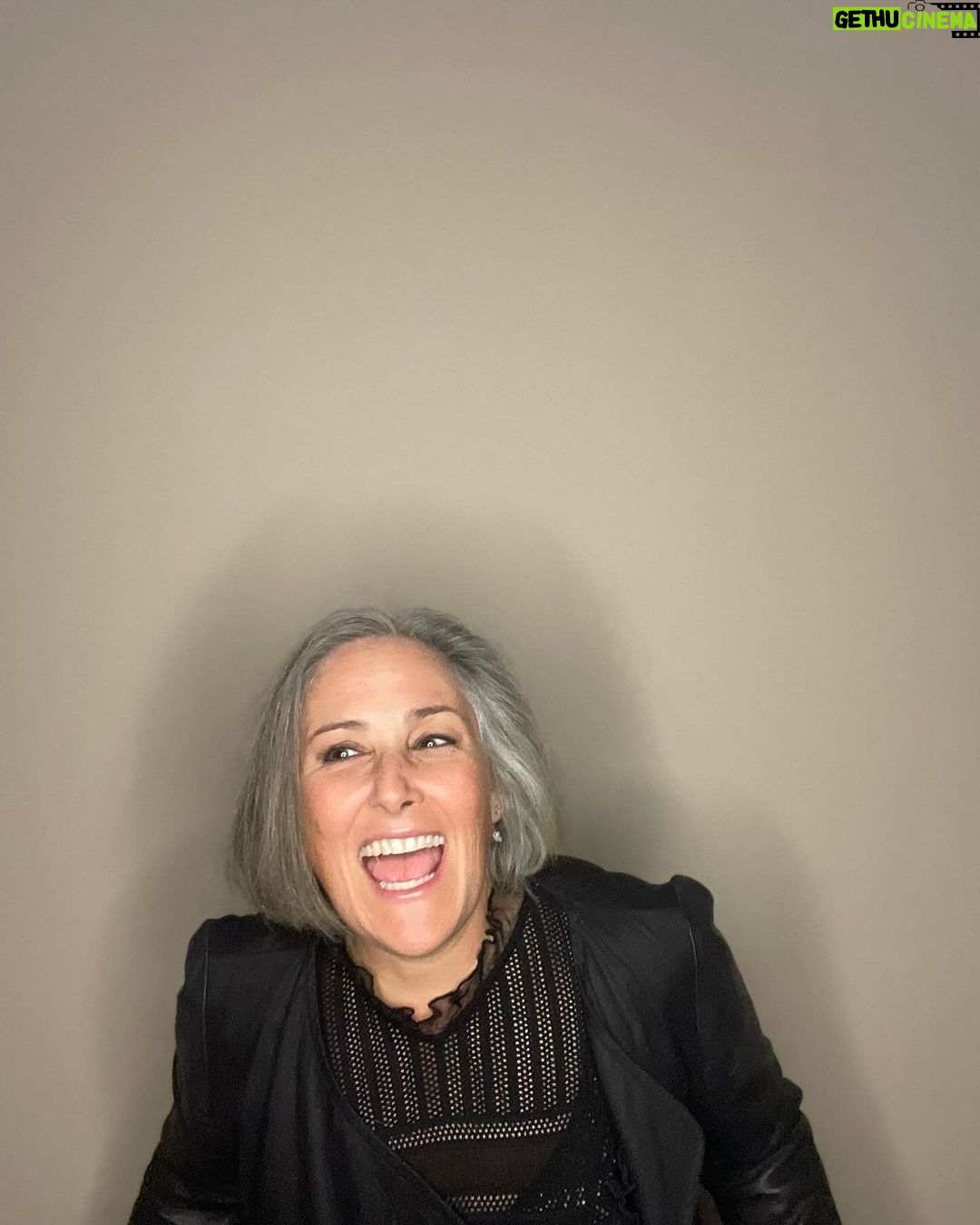 Ricki Lake Instagram - Gunderson Dettmer’s holiday party ring light set up was FUN! #wifeduties #love #thisis55 #grateful #play #joy #nofilter ❤️