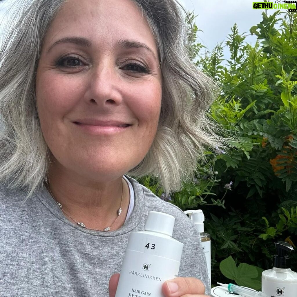 Ricki Lake Instagram - You probably already know how grateful I am to have found @harklinikken. Their products and routine have worked so well for me, and what makes committing to the regimen even easier is membership. As a member, you have access to unlimited, complimentary consultations designed to monitor your hair gain progress and keep you on track for results as well as a 15% reduction on purchases. From now until the 30th of November, Hårklinikken is offering new members a lovely gift of three products when they sign up. #Harklinikken #HairGain #grateful