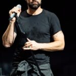 Ricky Martin Instagram - Ensayo el concierto “Sinfónico” en el Estadio Nacional del Perú 🇵🇪. Feliz de compartir el escenario con grandes músicos, talento peruano. Nos vemos mañana. Será una noche mágica. . Photos : @leandrovco