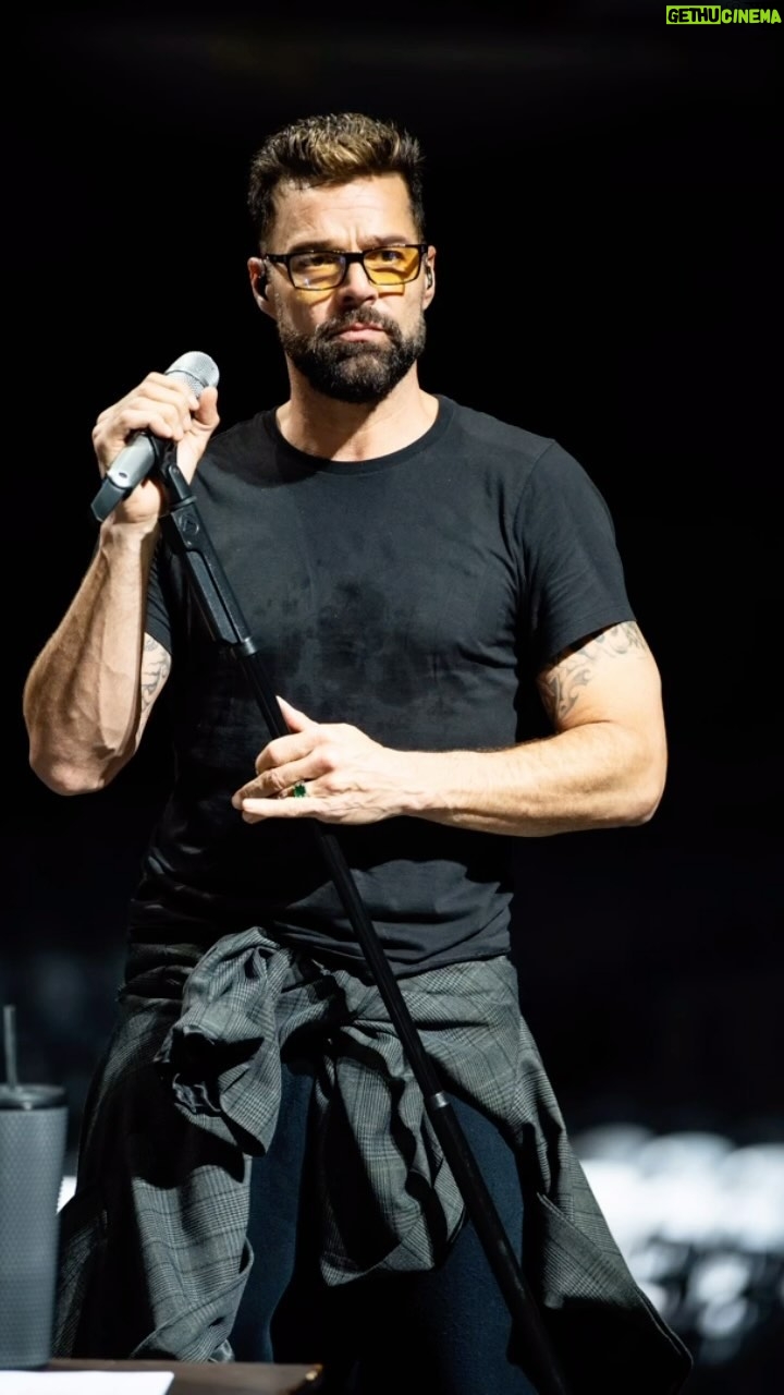Ricky Martin Instagram - Ensayo el concierto “Sinfónico” en el Estadio Nacional del Perú 🇵🇪. Feliz de compartir el escenario con grandes músicos, talento peruano. Nos vemos mañana. Será una noche mágica. . Photos : @leandrovco