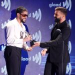 Ricky Martin Instagram – Anoche demostramos nuestro amor y aprecio por Benito Antonio Martínez Ocasio, el orgullo de Puerto Rico, también conocido como Bad Bunny.
 Estoy asombrado de él como artista y como aliado de la comunidad LGBTQ.
 Cuando salí del clóset en 2010, pensé que podría acabar con mi carrera.
 Pero valió la pena el riesgo, porque tenía que vivir en calma y pleno.

  Pero en este momento, una generación de personas queer latinas le está diciendo al mundo: así somos y estamos aquí para quedarnos.  Y Bad Bunny está aquí para amplificar sus voces.

 El artista con más reproducciones en la historia defiende enérgicamente a las mujeres trans y a toda la comunidad, y les dice a todos los fanáticos que dejen que las personas LGBTQ bailen, canten, amen y vivan sus vidas de manera auténtica.  Un mensaje que no podría ser más importante en este momento.

 El Premio Vanguard de GLAAD se presenta a los aliados que han marcado una diferencia significativa en la promoción de la aceptación de las personas LGBTQ y nuestros problemas.

 Y anoche se lo dimos al único e inigualable @badbunnypr

.
Last night we showed our love and appreciation for Benito Antonio Martinez Ocasio, the pride of Puerto Rico, also known as Bad Bunny. 
I am in awe of him as an artist, and as an ally to the LGBTQ community.
When I came out in 2010, I thought it could end my career.
But it was worth the risk, because I had to live as my true self.

 But right now a generation of Latin queer people are telling the world: This is who we are and we are here to stay. And Bad Bunny is here to amplify their voices.

The most streamed artist in history is loudly standing up for trans women and the entire community, and telling every fan to let LGBTQ people dance, sing, love and live our lives authentically. A message that could not be more important right now.

GLAAD’s Vanguard Award is presented to allies who have made a significant difference in promoting acceptance of LGBTQ people and our issues.

And last night we gave it to the one and only @badbunnypr 
.
And to everyone at @GLAAD, I will forever be grateful for everything you’ve done for me and my family