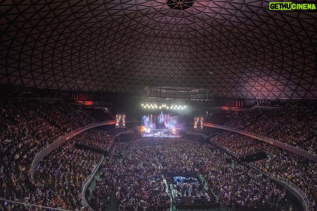 Ricky Martin Instagram - Primera noche en Santiago! Mañana vamos por más. Gracias por tu fuerza. Siento tanto cada vez que estoy frente a ustedes. #sinfónico #Chile . 📷: @leandrovco Santiago, Chile