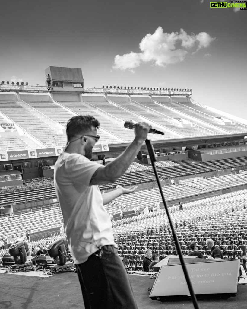 Ricky Martin Instagram - Prueba de sonido en el Estadio Vélez de Buenos Aires. Estoy listo, pero mas que nada AGRADECIDOOOOOOO 🙏 #sinfonico . 📷: @leandrovco