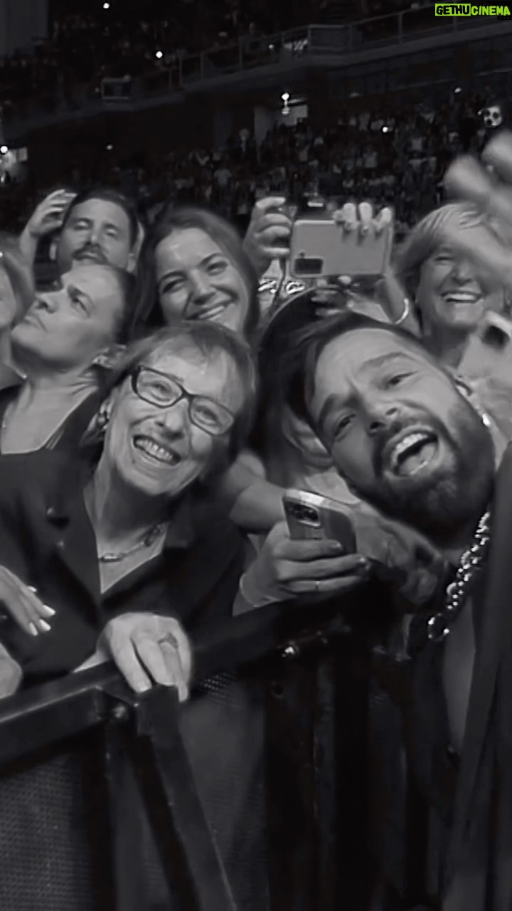 Ricky Martin Instagram - She is 88 years old. She wanted a photo with me. How could I refuse? Gracias Mendoza #Sinfonico