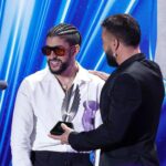 Ricky Martin Instagram - Anoche demostramos nuestro amor y aprecio por Benito Antonio Martínez Ocasio, el orgullo de Puerto Rico, también conocido como Bad Bunny. Estoy asombrado de él como artista y como aliado de la comunidad LGBTQ. Cuando salí del clóset en 2010, pensé que podría acabar con mi carrera. Pero valió la pena el riesgo, porque tenía que vivir en calma y pleno. Pero en este momento, una generación de personas queer latinas le está diciendo al mundo: así somos y estamos aquí para quedarnos. Y Bad Bunny está aquí para amplificar sus voces. El artista con más reproducciones en la historia defiende enérgicamente a las mujeres trans y a toda la comunidad, y les dice a todos los fanáticos que dejen que las personas LGBTQ bailen, canten, amen y vivan sus vidas de manera auténtica. Un mensaje que no podría ser más importante en este momento. El Premio Vanguard de GLAAD se presenta a los aliados que han marcado una diferencia significativa en la promoción de la aceptación de las personas LGBTQ y nuestros problemas. Y anoche se lo dimos al único e inigualable @badbunnypr . Last night we showed our love and appreciation for Benito Antonio Martinez Ocasio, the pride of Puerto Rico, also known as Bad Bunny. I am in awe of him as an artist, and as an ally to the LGBTQ community. When I came out in 2010, I thought it could end my career. But it was worth the risk, because I had to live as my true self. But right now a generation of Latin queer people are telling the world: This is who we are and we are here to stay. And Bad Bunny is here to amplify their voices. The most streamed artist in history is loudly standing up for trans women and the entire community, and telling every fan to let LGBTQ people dance, sing, love and live our lives authentically. A message that could not be more important right now. GLAAD's Vanguard Award is presented to allies who have made a significant difference in promoting acceptance of LGBTQ people and our issues. And last night we gave it to the one and only @badbunnypr . And to everyone at @GLAAD, I will forever be grateful for everything you’ve done for me and my family