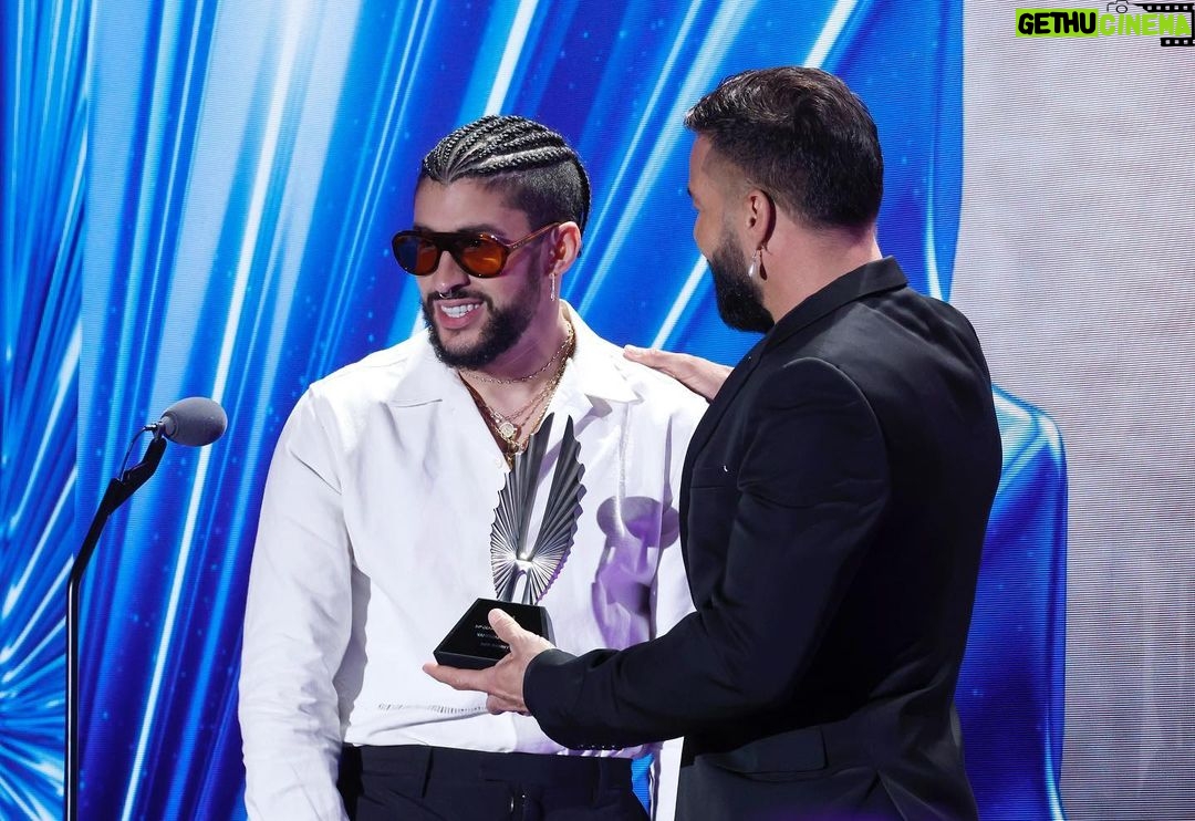 Ricky Martin Instagram - Anoche demostramos nuestro amor y aprecio por Benito Antonio Martínez Ocasio, el orgullo de Puerto Rico, también conocido como Bad Bunny. Estoy asombrado de él como artista y como aliado de la comunidad LGBTQ. Cuando salí del clóset en 2010, pensé que podría acabar con mi carrera. Pero valió la pena el riesgo, porque tenía que vivir en calma y pleno. Pero en este momento, una generación de personas queer latinas le está diciendo al mundo: así somos y estamos aquí para quedarnos. Y Bad Bunny está aquí para amplificar sus voces. El artista con más reproducciones en la historia defiende enérgicamente a las mujeres trans y a toda la comunidad, y les dice a todos los fanáticos que dejen que las personas LGBTQ bailen, canten, amen y vivan sus vidas de manera auténtica. Un mensaje que no podría ser más importante en este momento. El Premio Vanguard de GLAAD se presenta a los aliados que han marcado una diferencia significativa en la promoción de la aceptación de las personas LGBTQ y nuestros problemas. Y anoche se lo dimos al único e inigualable @badbunnypr . Last night we showed our love and appreciation for Benito Antonio Martinez Ocasio, the pride of Puerto Rico, also known as Bad Bunny. I am in awe of him as an artist, and as an ally to the LGBTQ community. When I came out in 2010, I thought it could end my career. But it was worth the risk, because I had to live as my true self. But right now a generation of Latin queer people are telling the world: This is who we are and we are here to stay. And Bad Bunny is here to amplify their voices. The most streamed artist in history is loudly standing up for trans women and the entire community, and telling every fan to let LGBTQ people dance, sing, love and live our lives authentically. A message that could not be more important right now. GLAAD's Vanguard Award is presented to allies who have made a significant difference in promoting acceptance of LGBTQ people and our issues. And last night we gave it to the one and only @badbunnypr . And to everyone at @GLAAD, I will forever be grateful for everything you’ve done for me and my family