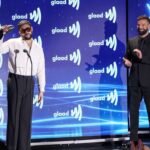 Ricky Martin Instagram – Anoche demostramos nuestro amor y aprecio por Benito Antonio Martínez Ocasio, el orgullo de Puerto Rico, también conocido como Bad Bunny.
 Estoy asombrado de él como artista y como aliado de la comunidad LGBTQ.
 Cuando salí del clóset en 2010, pensé que podría acabar con mi carrera.
 Pero valió la pena el riesgo, porque tenía que vivir en calma y pleno.

  Pero en este momento, una generación de personas queer latinas le está diciendo al mundo: así somos y estamos aquí para quedarnos.  Y Bad Bunny está aquí para amplificar sus voces.

 El artista con más reproducciones en la historia defiende enérgicamente a las mujeres trans y a toda la comunidad, y les dice a todos los fanáticos que dejen que las personas LGBTQ bailen, canten, amen y vivan sus vidas de manera auténtica.  Un mensaje que no podría ser más importante en este momento.

 El Premio Vanguard de GLAAD se presenta a los aliados que han marcado una diferencia significativa en la promoción de la aceptación de las personas LGBTQ y nuestros problemas.

 Y anoche se lo dimos al único e inigualable @badbunnypr

.
Last night we showed our love and appreciation for Benito Antonio Martinez Ocasio, the pride of Puerto Rico, also known as Bad Bunny. 
I am in awe of him as an artist, and as an ally to the LGBTQ community.
When I came out in 2010, I thought it could end my career.
But it was worth the risk, because I had to live as my true self.

 But right now a generation of Latin queer people are telling the world: This is who we are and we are here to stay. And Bad Bunny is here to amplify their voices.

The most streamed artist in history is loudly standing up for trans women and the entire community, and telling every fan to let LGBTQ people dance, sing, love and live our lives authentically. A message that could not be more important right now.

GLAAD’s Vanguard Award is presented to allies who have made a significant difference in promoting acceptance of LGBTQ people and our issues.

And last night we gave it to the one and only @badbunnypr 
.
And to everyone at @GLAAD, I will forever be grateful for everything you’ve done for me and my family
