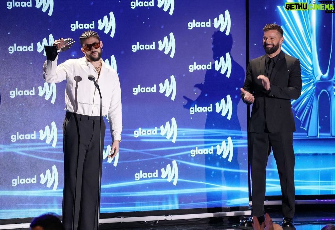 Ricky Martin Instagram - Anoche demostramos nuestro amor y aprecio por Benito Antonio Martínez Ocasio, el orgullo de Puerto Rico, también conocido como Bad Bunny. Estoy asombrado de él como artista y como aliado de la comunidad LGBTQ. Cuando salí del clóset en 2010, pensé que podría acabar con mi carrera. Pero valió la pena el riesgo, porque tenía que vivir en calma y pleno. Pero en este momento, una generación de personas queer latinas le está diciendo al mundo: así somos y estamos aquí para quedarnos. Y Bad Bunny está aquí para amplificar sus voces. El artista con más reproducciones en la historia defiende enérgicamente a las mujeres trans y a toda la comunidad, y les dice a todos los fanáticos que dejen que las personas LGBTQ bailen, canten, amen y vivan sus vidas de manera auténtica. Un mensaje que no podría ser más importante en este momento. El Premio Vanguard de GLAAD se presenta a los aliados que han marcado una diferencia significativa en la promoción de la aceptación de las personas LGBTQ y nuestros problemas. Y anoche se lo dimos al único e inigualable @badbunnypr . Last night we showed our love and appreciation for Benito Antonio Martinez Ocasio, the pride of Puerto Rico, also known as Bad Bunny. I am in awe of him as an artist, and as an ally to the LGBTQ community. When I came out in 2010, I thought it could end my career. But it was worth the risk, because I had to live as my true self. But right now a generation of Latin queer people are telling the world: This is who we are and we are here to stay. And Bad Bunny is here to amplify their voices. The most streamed artist in history is loudly standing up for trans women and the entire community, and telling every fan to let LGBTQ people dance, sing, love and live our lives authentically. A message that could not be more important right now. GLAAD's Vanguard Award is presented to allies who have made a significant difference in promoting acceptance of LGBTQ people and our issues. And last night we gave it to the one and only @badbunnypr . And to everyone at @GLAAD, I will forever be grateful for everything you’ve done for me and my family