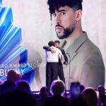 Ricky Martin Instagram – Anoche demostramos nuestro amor y aprecio por Benito Antonio Martínez Ocasio, el orgullo de Puerto Rico, también conocido como Bad Bunny.
Estoy asombrado de él como artista y como aliado de la comunidad LGBTQ.
Cuando salí del clóset en 2010, pensé que podría acabar con mi carrera.
Pero valió la pena el riesgo, porque tenía que vivir en calma y pleno.
Pero en este momento, una generación de personas queer latinas le está diciendo al mundo: así somos y estamos aquí para quedarnos. Y Bad Bunny está aquí para amplificar sus voces.
El artista con más reproducciones en la historia defiende enérgicamente a las mujeres trans y a toda la comunidad, y les dice a todos los fanáticos que dejen que las personas LGBTQ bailen, canten, amen y vivan sus vidas de manera auténtica. Un mensaje que no podría ser más importante en este momento.
El Premio Vanguard de GLAAD se presenta a los aliados que han marcado una diferencia significativa en la promoción de la aceptación de las personas LGBTQ y nuestros problemas.
Y anoche se lo dimos al único e inigualable @badbunnypr
.
Last night we showed our love and appreciation for Benito Antonio Martinez Ocasio, the pride of Puerto Rico, also known as Bad Bunny.
I am in awe of him as an artist, and as an ally to the LGBTQ community.
When I came out in 2010, I thought it could end my career.
But it was worth the risk, because I had to live as my true self.
But right now a generation of Latin queer people are telling the world: This is who we are and we are here to stay. And Bad Bunny is here to amplify their voices.
The most streamed artist in history is loudly standing up for trans women and the entire community, and telling every fan to let LGBTQ people dance, sing, love and live our lives authentically. A message that could not be more important right now.
GLAAD’s Vanguard Award is presented to allies who have made a significant difference in promoting acceptance of LGBTQ people and our issues.
And last night we gave it to the one and only @badbunnypr
.
And to everyone at @GLAAD, I will forever be grateful for everything you’ve done for me and my family