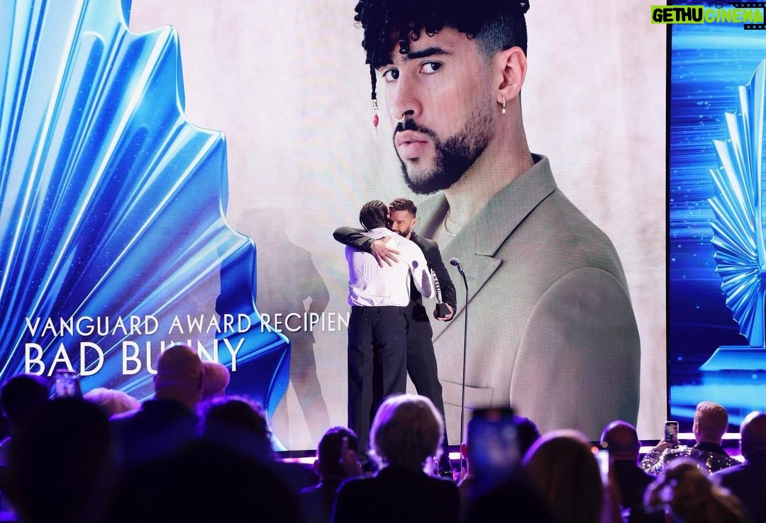 Ricky Martin Instagram - Anoche demostramos nuestro amor y aprecio por Benito Antonio Martínez Ocasio, el orgullo de Puerto Rico, también conocido como Bad Bunny. Estoy asombrado de él como artista y como aliado de la comunidad LGBTQ. Cuando salí del clóset en 2010, pensé que podría acabar con mi carrera. Pero valió la pena el riesgo, porque tenía que vivir en calma y pleno. Pero en este momento, una generación de personas queer latinas le está diciendo al mundo: así somos y estamos aquí para quedarnos. Y Bad Bunny está aquí para amplificar sus voces. El artista con más reproducciones en la historia defiende enérgicamente a las mujeres trans y a toda la comunidad, y les dice a todos los fanáticos que dejen que las personas LGBTQ bailen, canten, amen y vivan sus vidas de manera auténtica. Un mensaje que no podría ser más importante en este momento. El Premio Vanguard de GLAAD se presenta a los aliados que han marcado una diferencia significativa en la promoción de la aceptación de las personas LGBTQ y nuestros problemas. Y anoche se lo dimos al único e inigualable @badbunnypr . Last night we showed our love and appreciation for Benito Antonio Martinez Ocasio, the pride of Puerto Rico, also known as Bad Bunny. I am in awe of him as an artist, and as an ally to the LGBTQ community. When I came out in 2010, I thought it could end my career. But it was worth the risk, because I had to live as my true self. But right now a generation of Latin queer people are telling the world: This is who we are and we are here to stay. And Bad Bunny is here to amplify their voices. The most streamed artist in history is loudly standing up for trans women and the entire community, and telling every fan to let LGBTQ people dance, sing, love and live our lives authentically. A message that could not be more important right now. GLAAD's Vanguard Award is presented to allies who have made a significant difference in promoting acceptance of LGBTQ people and our issues. And last night we gave it to the one and only @badbunnypr . And to everyone at @GLAAD, I will forever be grateful for everything you’ve done for me and my family