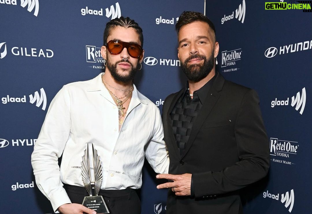 Ricky Martin Instagram - Anoche demostramos nuestro amor y aprecio por Benito Antonio Martínez Ocasio, el orgullo de Puerto Rico, también conocido como Bad Bunny. Estoy asombrado de él como artista y como aliado de la comunidad LGBTQ. Cuando salí del clóset en 2010, pensé que podría acabar con mi carrera. Pero valió la pena el riesgo, porque tenía que vivir en calma y pleno. Pero en este momento, una generación de personas queer latinas le está diciendo al mundo: así somos y estamos aquí para quedarnos. Y Bad Bunny está aquí para amplificar sus voces. El artista con más reproducciones en la historia defiende enérgicamente a las mujeres trans y a toda la comunidad, y les dice a todos los fanáticos que dejen que las personas LGBTQ bailen, canten, amen y vivan sus vidas de manera auténtica. Un mensaje que no podría ser más importante en este momento. El Premio Vanguard de GLAAD se presenta a los aliados que han marcado una diferencia significativa en la promoción de la aceptación de las personas LGBTQ y nuestros problemas. Y anoche se lo dimos al único e inigualable @badbunnypr . Last night we showed our love and appreciation for Benito Antonio Martinez Ocasio, the pride of Puerto Rico, also known as Bad Bunny. I am in awe of him as an artist, and as an ally to the LGBTQ community. When I came out in 2010, I thought it could end my career. But it was worth the risk, because I had to live as my true self. But right now a generation of Latin queer people are telling the world: This is who we are and we are here to stay. And Bad Bunny is here to amplify their voices. The most streamed artist in history is loudly standing up for trans women and the entire community, and telling every fan to let LGBTQ people dance, sing, love and live our lives authentically. A message that could not be more important right now. GLAAD's Vanguard Award is presented to allies who have made a significant difference in promoting acceptance of LGBTQ people and our issues. And last night we gave it to the one and only @badbunnypr . And to everyone at @GLAAD, I will forever be grateful for everything you’ve done for me and my family