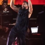 Ricky Martin Instagram – Primera noche en Santiago! Mañana vamos por más. Gracias por tu fuerza. Siento tanto cada vez que estoy frente a ustedes. #sinfónico #Chile
.
📷: @leandrovco Santiago, Chile