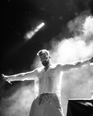 Ricky Martin Instagram - Buenos Aires, no me dejas de sorprender. Esta noche no duermo. Gracias por como me miras, como me quieres, por tus sonrisas, tu cariño, tu fuerza, tu aplauso. Hoy Puerto Rico y Argentina se unieron por la música (una vez más) Sigo tan agradecido. 
Mañana les enseño más de lo que fue mi noche en Estadio Vélez
.
📷: @leandrovco
Styled by @dvlstylist