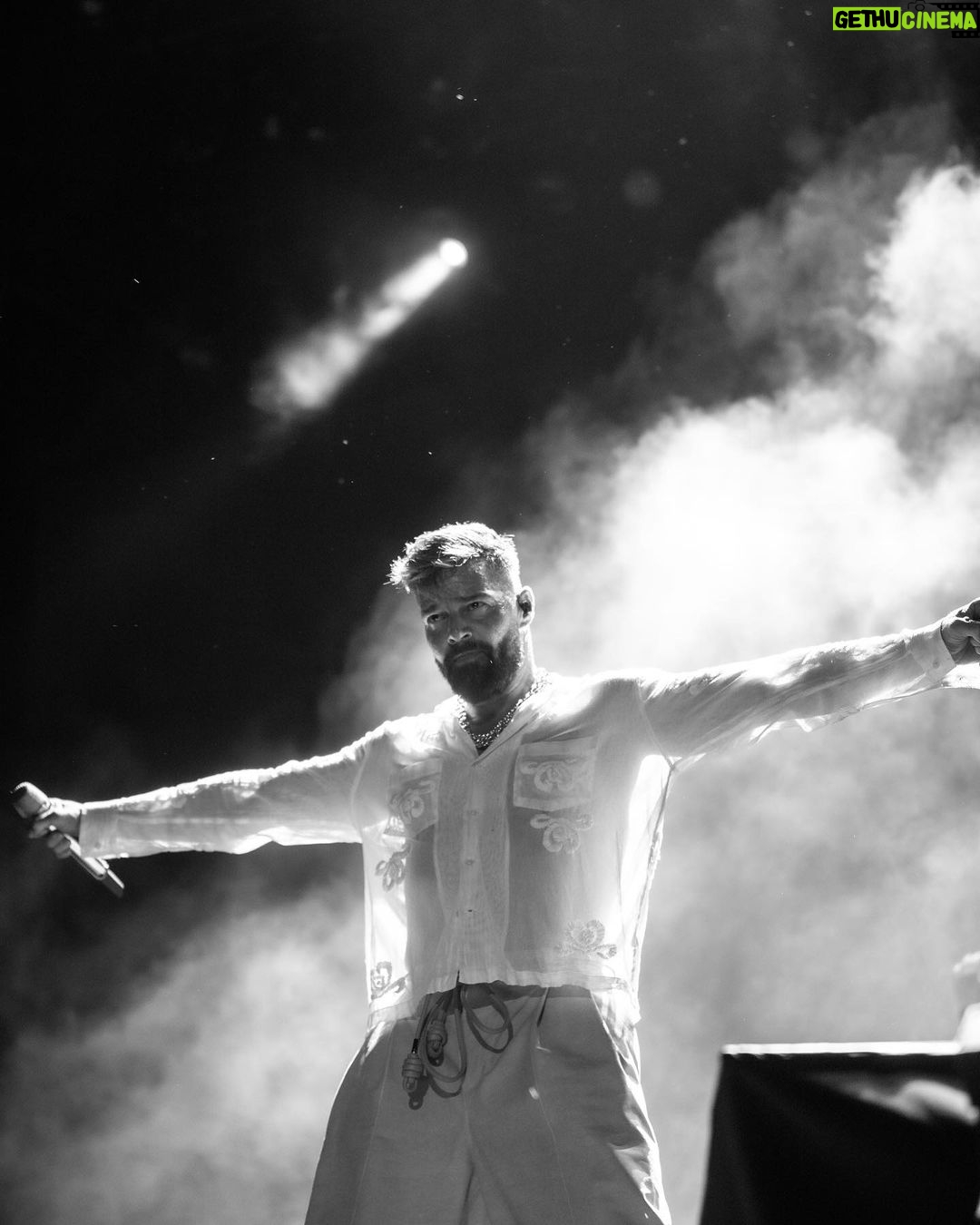 Ricky Martin - 277.5K Likes - Buenos Aires, no me dejas de sorprender. Esta noche no duermo. Gracias por como me miras, como me quieres, por tus sonrisas, tu cariño, tu fuerza, tu aplauso. Hoy Puerto Rico y Argentina se unieron por la música (una vez más) Sigo tan agradecido.
Mañana les enseño más de lo que fue mi noche en Estadio Vélez
.
📷: @leandrovco
Styled by @dvlstylist