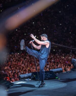 Ricky Martin Instagram - Buenos Aires, no me dejas de sorprender. Esta noche no duermo. Gracias por como me miras, como me quieres, por tus sonrisas, tu cariño, tu fuerza, tu aplauso. Hoy Puerto Rico y Argentina se unieron por la música (una vez más) Sigo tan agradecido. 
Mañana les enseño más de lo que fue mi noche en Estadio Vélez
.
📷: @leandrovco
Styled by @dvlstylist