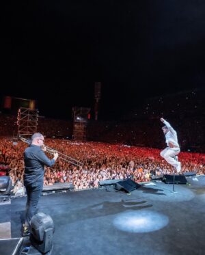 Ricky Martin Instagram - Buenos Aires, no me dejas de sorprender. Esta noche no duermo. Gracias por como me miras, como me quieres, por tus sonrisas, tu cariño, tu fuerza, tu aplauso. Hoy Puerto Rico y Argentina se unieron por la música (una vez más) Sigo tan agradecido. 
Mañana les enseño más de lo que fue mi noche en Estadio Vélez
.
📷: @leandrovco
Styled by @dvlstylist