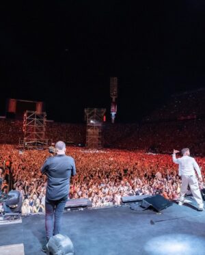 Ricky Martin Instagram - Buenos Aires, no me dejas de sorprender. Esta noche no duermo. Gracias por como me miras, como me quieres, por tus sonrisas, tu cariño, tu fuerza, tu aplauso. Hoy Puerto Rico y Argentina se unieron por la música (una vez más) Sigo tan agradecido. 
Mañana les enseño más de lo que fue mi noche en Estadio Vélez
.
📷: @leandrovco
Styled by @dvlstylist