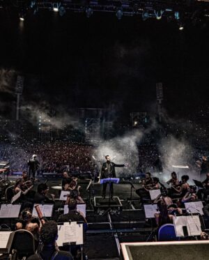 Ricky Martin Instagram - Buenos Aires, no me dejas de sorprender. Esta noche no duermo. Gracias por como me miras, como me quieres, por tus sonrisas, tu cariño, tu fuerza, tu aplauso. Hoy Puerto Rico y Argentina se unieron por la música (una vez más) Sigo tan agradecido. 
Mañana les enseño más de lo que fue mi noche en Estadio Vélez
.
📷: @leandrovco
Styled by @dvlstylist
