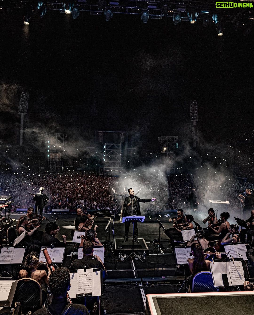 Ricky Martin - 277.5K Likes - Buenos Aires, no me dejas de sorprender. Esta noche no duermo. Gracias por como me miras, como me quieres, por tus sonrisas, tu cariño, tu fuerza, tu aplauso. Hoy Puerto Rico y Argentina se unieron por la música (una vez más) Sigo tan agradecido.
Mañana les enseño más de lo que fue mi noche en Estadio Vélez
.
📷: @leandrovco
Styled by @dvlstylist