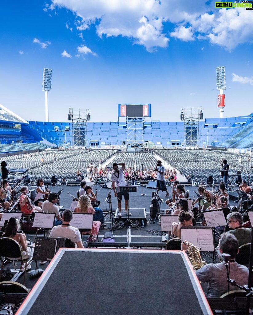 Ricky Martin Instagram - Prueba de sonido en el Estadio Vélez de Buenos Aires. Estoy listo, pero mas que nada AGRADECIDOOOOOOO 🙏 #sinfonico . 📷: @leandrovco