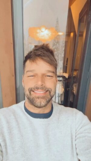 Ricky Martin Instagram - How lucky! Stranded in this beautiful place because of a snowstorm. We start the year in abundance… SNOW ABUNDANCE 😂 ❄️ ⛄️ 
Happy New Year everyone 🎆🎈