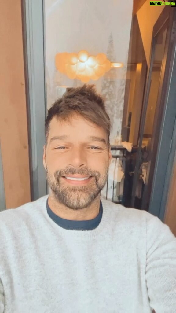 Ricky Martin Instagram - How lucky! Stranded in this beautiful place because of a snowstorm. We start the year in abundance… SNOW ABUNDANCE 😂 ❄️ ⛄️ Happy New Year everyone 🎆🎈