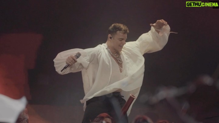 Ricky Martin Instagram - Buenos Aires gracias por 3 noches inolvidables. Pr贸xima parada Vi帽a del mar, #Chile. nos vemos esta noche. . 馃帴: @leandrovco