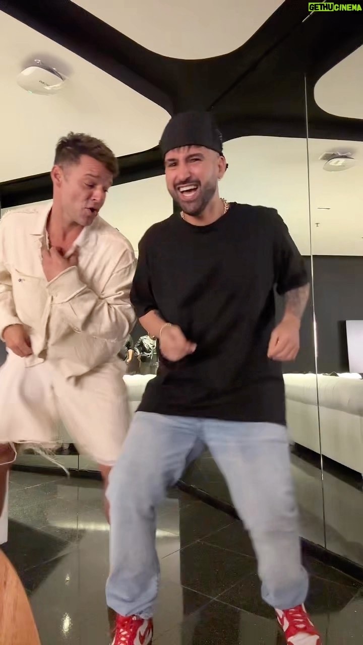 Ricky Martin Instagram - Nos teníamos pendiente bailarnos una qué tal nos salió? Ayer fue increíble el show tienen que verlo 🔥 @ricky_martin