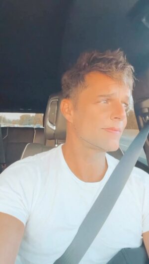 Ricky Martin Instagram - Buen viernes familia.