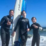 Ricky Martin Instagram - ¡Tremendo día de playa! Empieza para mis hijos mayores su semana de cumpleaños. 🎉 Gracias a mi hermano Alecs por la buena vibra del día y enseñarle a Matteo y Valentino a jugar con las olas 🏄‍♀️ @lipsmacksurf Soy el padre más afortunado del mundo. #prouddad #Surfing #surfingislife