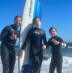 Ricky Martin Instagram - ¡Tremendo día de playa! Empieza para mis hijos mayores su semana de cumpleaños. 🎉 Gracias a mi hermano Alecs por la buena vibra del día y enseñarle a Matteo y Valentino a jugar con las olas 🏄‍♀️ @lipsmacksurf Soy el padre más afortunado del mundo. #prouddad #Surfing #surfingislife