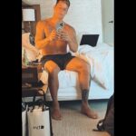 Ricky Martin Instagram - Hoy trabajé, estudié libreto, me afeité, tome un poquito de sol. Ahora quiero ver peli ¿que me recomiendan? Luego a dormir que mañana viajo temprano ✈️ #DALLAS, nos vemos YA.