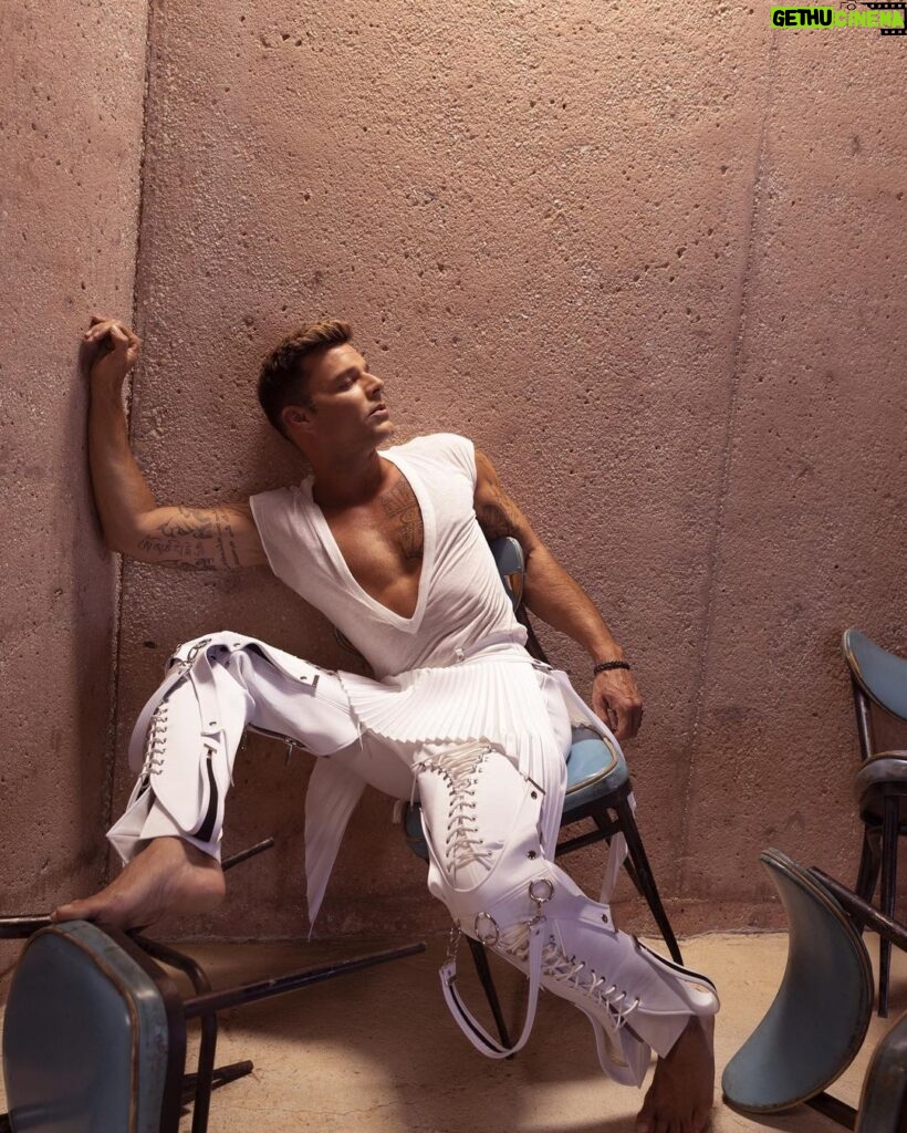 Ricky Martin Instagram - #Video #ÁcidoSabor #PLAY LINK IN BIO Styled by @dvlstylist Grooming by @barbaraguillaume Vídeo director: @elasticpeople