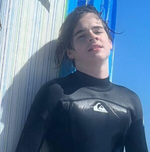 Ricky Martin Instagram - ¡Tremendo día de playa! Empieza para mis hijos mayores su semana de cumpleaños. 🎉 Gracias a mi hermano Alecs por la buena vibra del día y enseñarle a Matteo y Valentino a jugar con las olas 🏄‍♀️ @lipsmacksurf  Soy el padre más afortunado del mundo. #prouddad  #Surfing #surfingislife