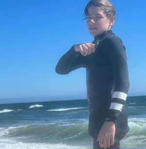 Ricky Martin Instagram - ¡Tremendo día de playa! Empieza para mis hijos mayores su semana de cumpleaños. 🎉 Gracias a mi hermano Alecs por la buena vibra del día y enseñarle a Matteo y Valentino a jugar con las olas 🏄‍♀️ @lipsmacksurf  Soy el padre más afortunado del mundo. #prouddad  #Surfing #surfingislife