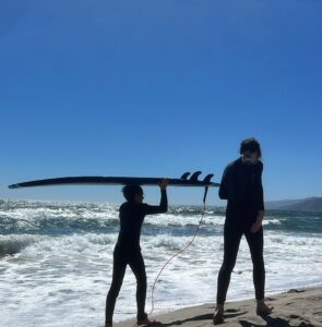 Ricky Martin Instagram - ¡Tremendo día de playa! Empieza para mis hijos mayores su semana de cumpleaños. 🎉 Gracias a mi hermano Alecs por la buena vibra del día y enseñarle a Matteo y Valentino a jugar con las olas 🏄‍♀️ @lipsmacksurf Soy el padre más afortunado del mundo. #prouddad #Surfing #surfingislife