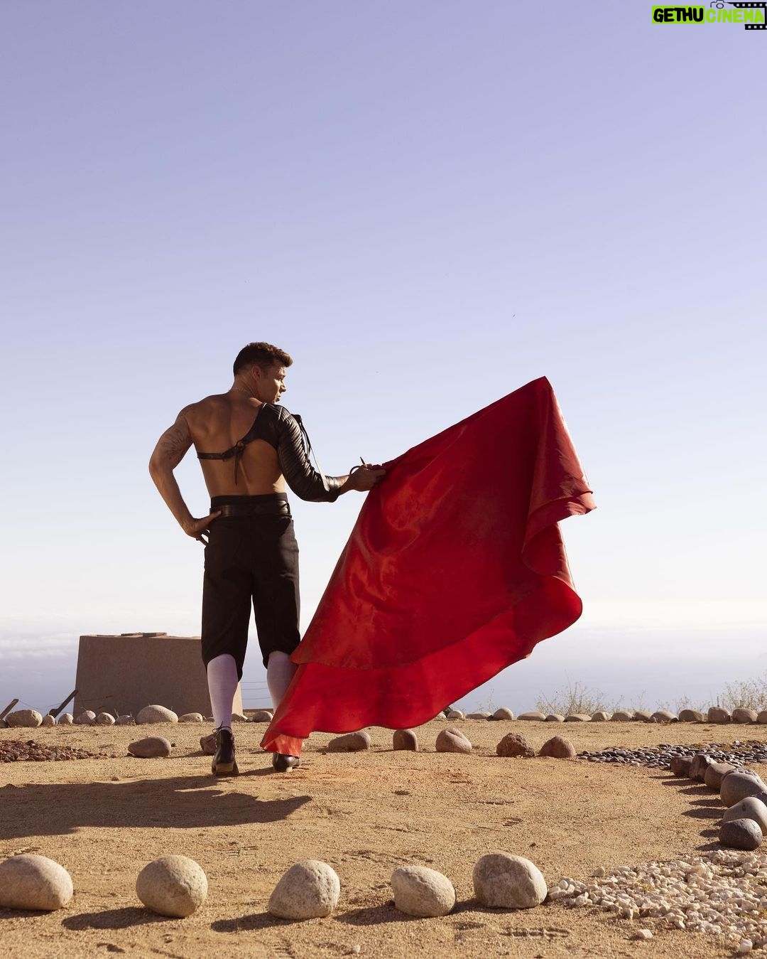 Ricky Martin Instagram - La incertidumbre de un conflicto se desvanece con el poder de la integridad. Momentos de “AcidoSabor” #Video #PLAY Para ver el vídeo o escuchar mi nuevo EP #PLAY, visita el enlace en mi perfil. . Styled by @dvlstylist Grooming by @barbaraguillaume Vídeo director: @elasticpeople