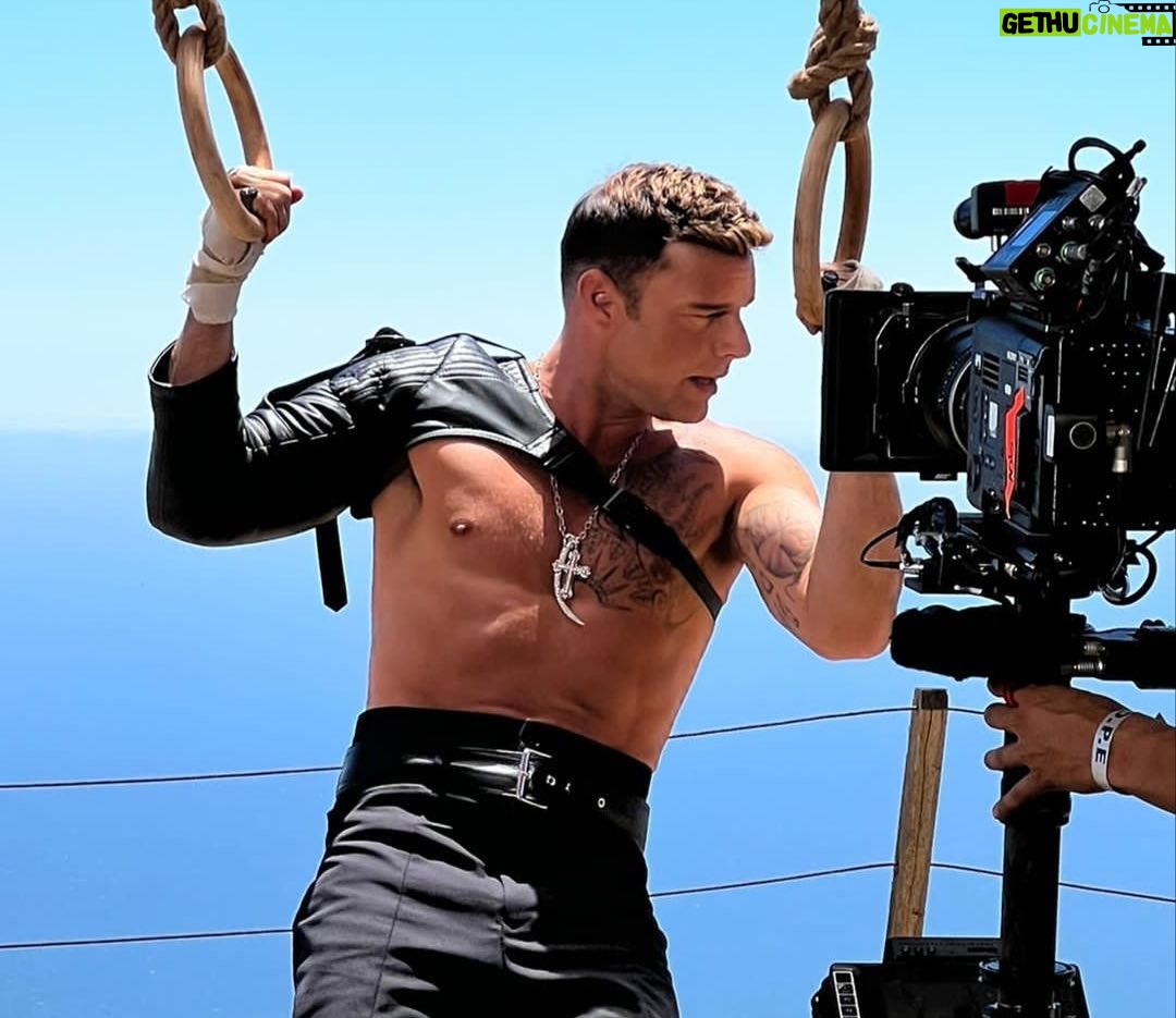 Ricky Martin Instagram - In this photo, a little tease of what the video of my next single is going feel like. it was a really long day, but everything flows amazingly well when surrounded by the right group of people. Nothing but love and light throughout the day. The energy felt strong Directed by Carlos Perez @elasticpeople Styled by @dvlstylist Make up @barbaraguillaume 📷: @rondenepr Supervising producer: @jlvn1161 Get ready for #PLAY Malibu, California
