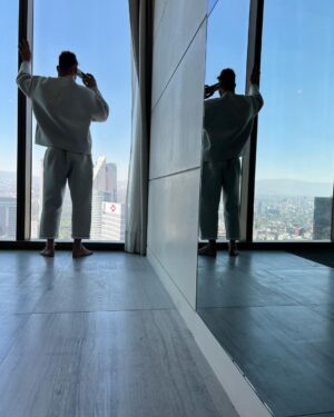 Ricky Martin Instagram - Cada foto es una llamada de trabajo diferente. Me encanta lo que hago. 

#OtraNocheEnLA es #1 en México. Gracias por el amor mi gente. Gracias @sonymusicmexico por su apoyo. 

Listos para la gira que empieza el 8 de marzo en el Foro Sol de la #CDMX. ¡Nos vemos pronto!

📷: @rondenepr