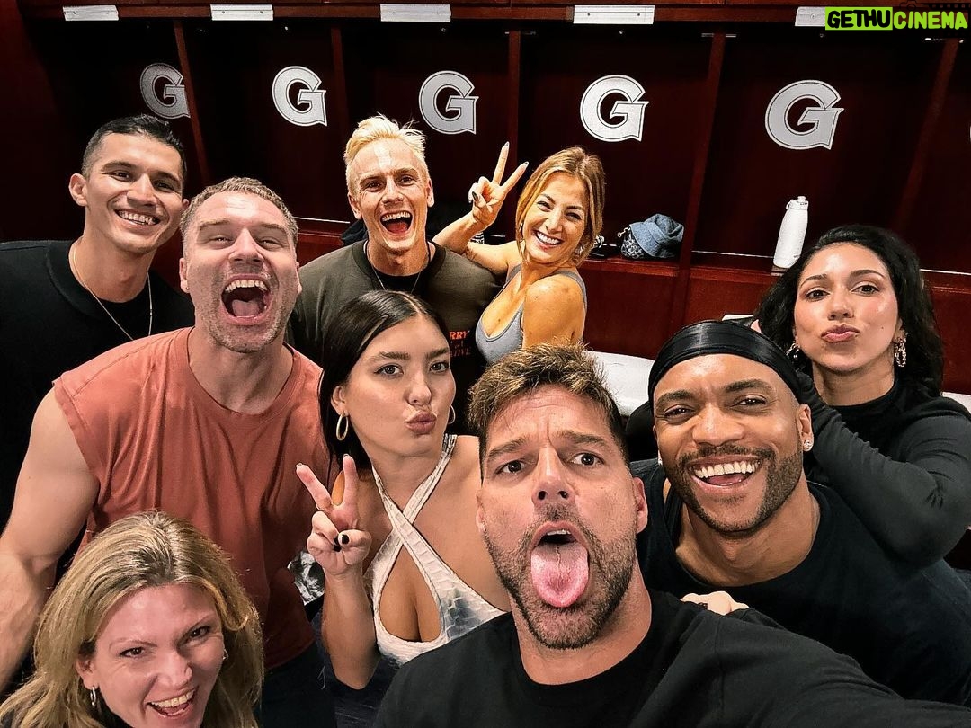 Ricky Martin Instagram - The gang! Thank you for everything! Itβs been crazy weeks rehearsing and you gave it all! You are the best! Enjoy the tour familia! πππ #trilogytour #Dancers Washington D.C.