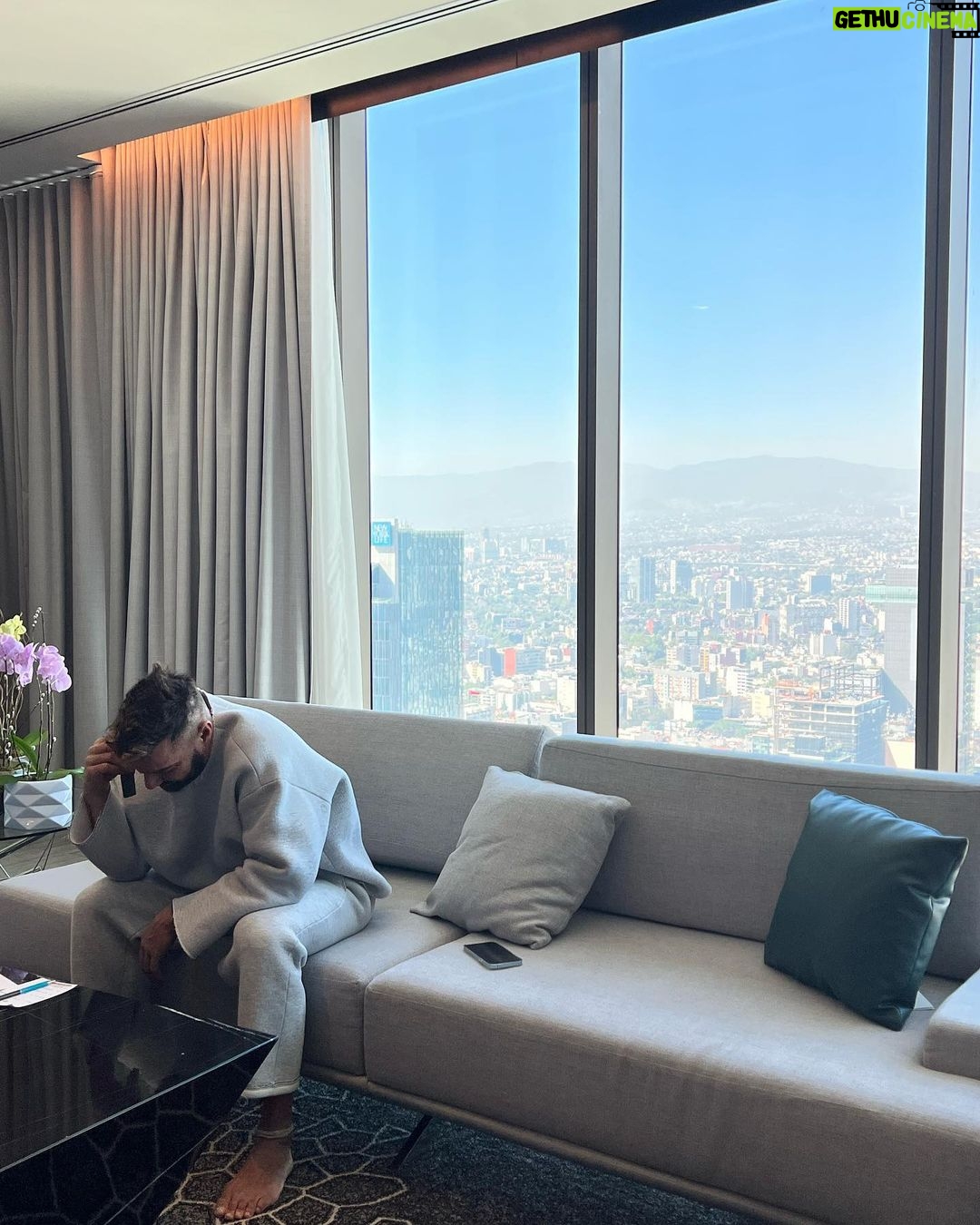 Ricky Martin Instagram - Cada foto es una llamada de trabajo diferente. Me encanta lo que hago. #OtraNocheEnLA es #1 en México. Gracias por el amor mi gente. Gracias @sonymusicmexico por su apoyo. Listos para la gira que empieza el 8 de marzo en el Foro Sol de la #CDMX. ¡Nos vemos pronto! 📷: @rondenepr Mexico City, Mexico