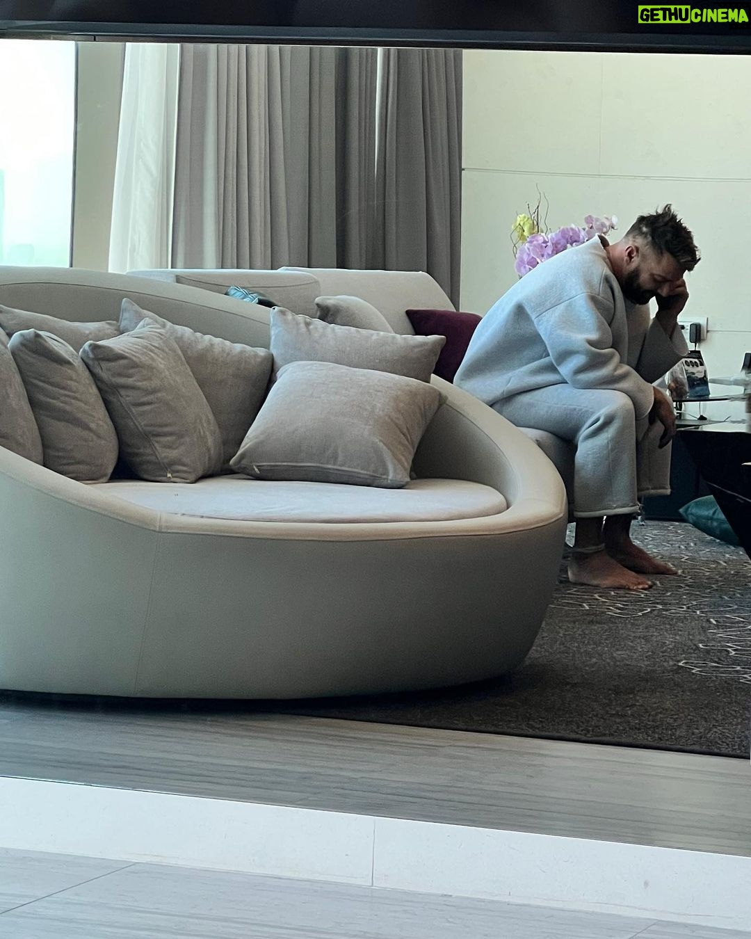 Ricky Martin Instagram - Cada foto es una llamada de trabajo diferente. Me encanta lo que hago. #OtraNocheEnLA es #1 en México. Gracias por el amor mi gente. Gracias @sonymusicmexico por su apoyo. Listos para la gira que empieza el 8 de marzo en el Foro Sol de la #CDMX. ¡Nos vemos pronto! 📷: @rondenepr Mexico City, Mexico