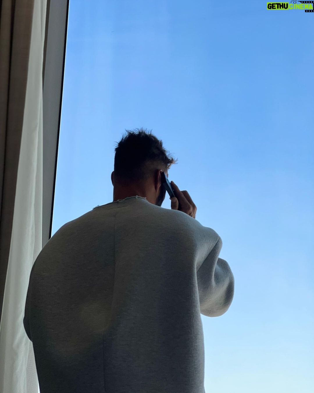 Ricky Martin Instagram - Cada foto es una llamada de trabajo diferente. Me encanta lo que hago. #OtraNocheEnLA es #1 en México. Gracias por el amor mi gente. Gracias @sonymusicmexico por su apoyo. Listos para la gira que empieza el 8 de marzo en el Foro Sol de la #CDMX. ¡Nos vemos pronto! 📷: @rondenepr Mexico City, Mexico