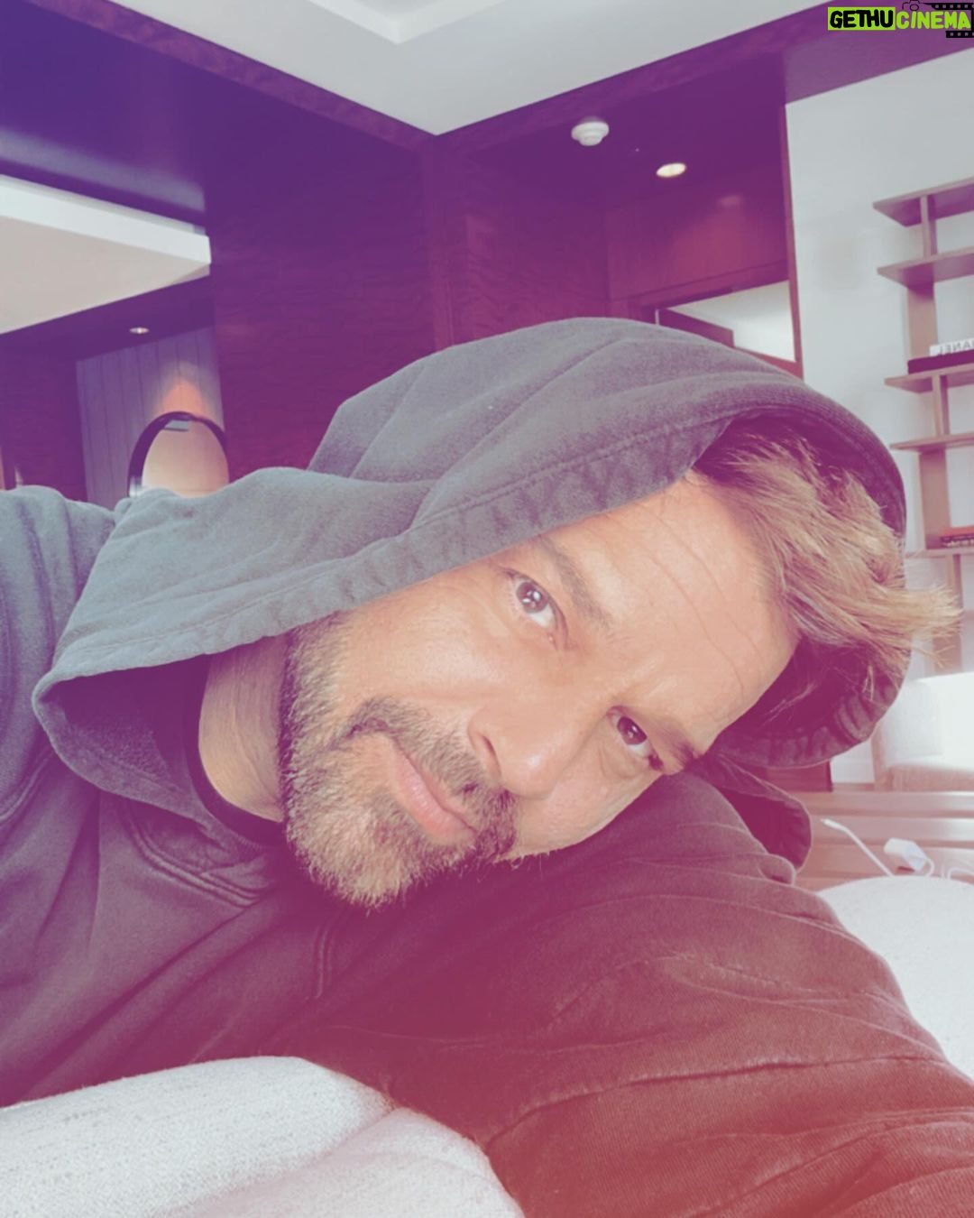 Ricky Martin Instagram - Este año estoy enamorándome de este que está aquí 👆 ¡Feliz día de San Valentín, mi Kiki! This Valentine’s Day, I’m crushing on this guy right here 👆 it’s all about. So, Happy Valentines Kiki! #BeYourOwnValentines Denver, Colorado