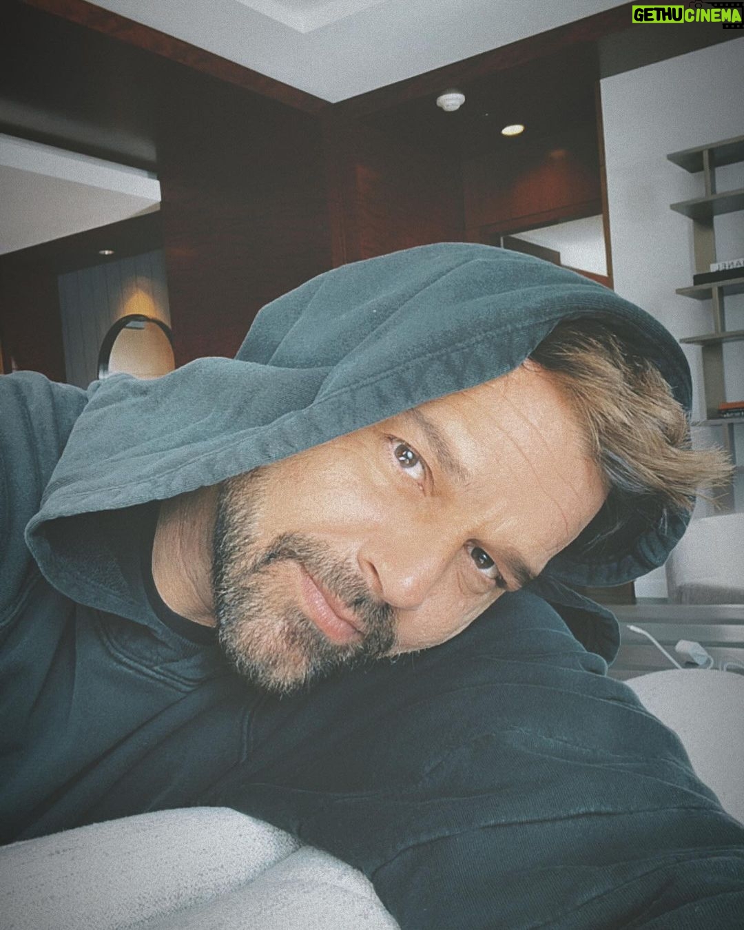 Ricky Martin Instagram - Este año estoy enamorándome de este que está aquí 👆 ¡Feliz día de San Valentín, mi Kiki! This Valentine’s Day, I’m crushing on this guy right here 👆 it’s all about. So, Happy Valentines Kiki! #BeYourOwnValentines Denver, Colorado