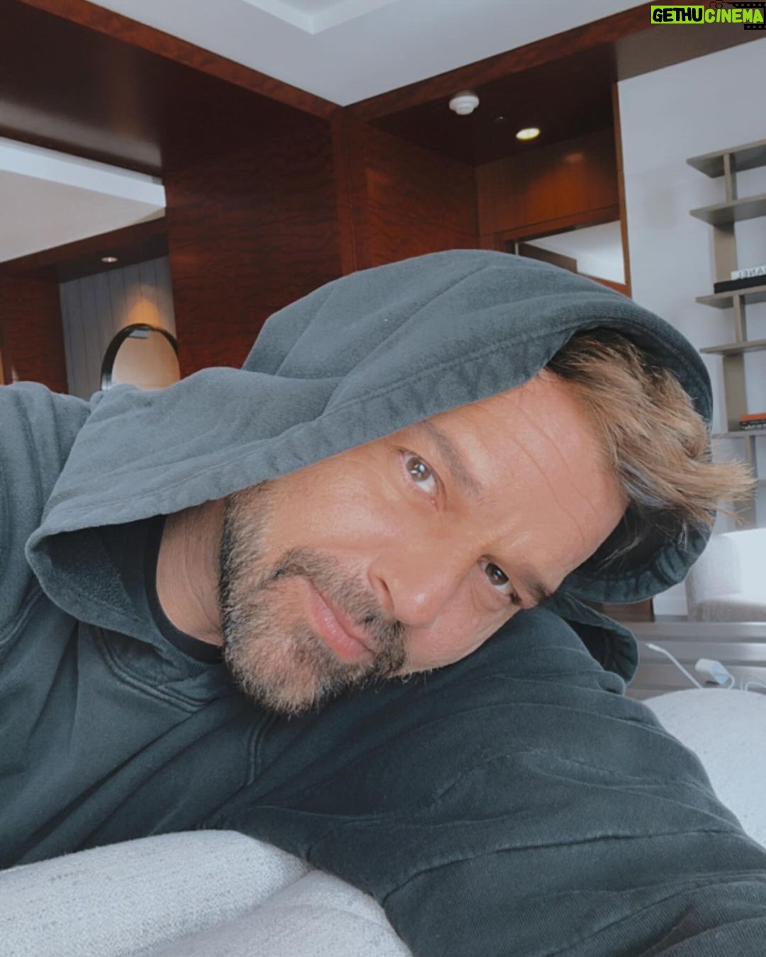 Ricky Martin Instagram - Este año estoy enamorándome de este que está aquí 👆 ¡Feliz día de San Valentín, mi Kiki! This Valentine’s Day, I’m crushing on this guy right here 👆 it’s all about. So, Happy Valentines Kiki! #BeYourOwnValentines Denver, Colorado