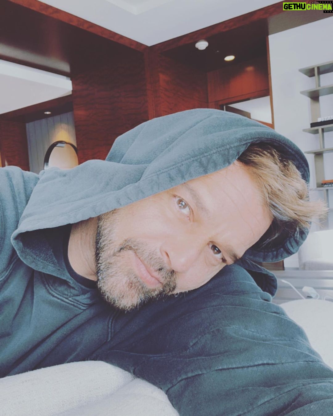 Ricky Martin Instagram - Este año estoy enamorándome de este que está aquí 👆 ¡Feliz día de San Valentín, mi Kiki! This Valentine’s Day, I’m crushing on this guy right here 👆 it’s all about. So, Happy Valentines Kiki! #BeYourOwnValentines Denver, Colorado